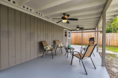 Walkable Winter Garden Bungalow: 3 Blocks to Dtwn House in Winter Garden