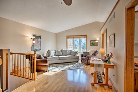 Suburban Gem w/ Deck: 5 Mi from Dtwn Rochester! House in Rochester