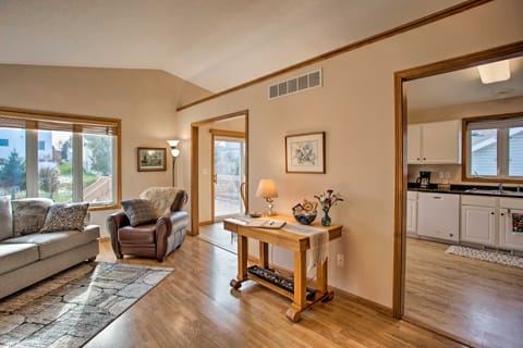 Suburban Gem w/ Deck: 5 Mi from Dtwn Rochester! House in Rochester