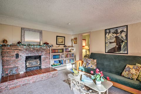 Colorful Bungalow By Pikes Peak/Garden of the Gods House in Manitou Springs