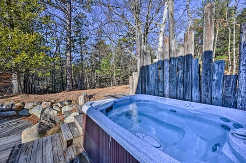 Log Cabin in Wilmington w/ New Hot Tub By Skiing! House in Wilmington