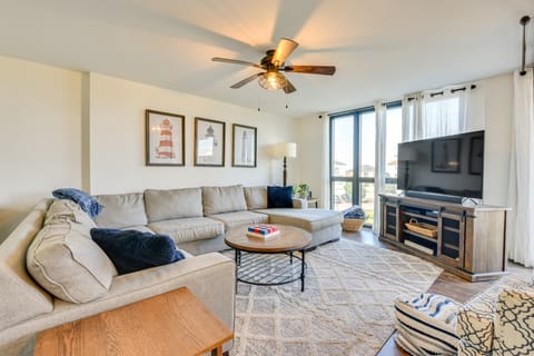 Airy Destin Condo w/ Pool - Walk to Private Beach! Apartment in Destin