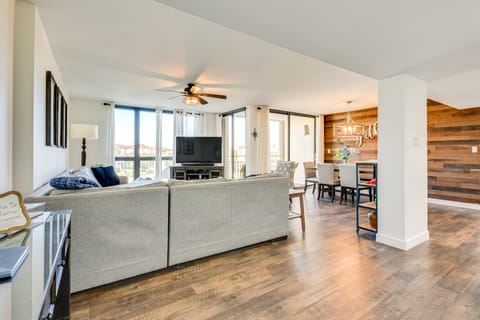 Airy Destin Condo w/ Pool - Walk to Private Beach! Apartment in Destin