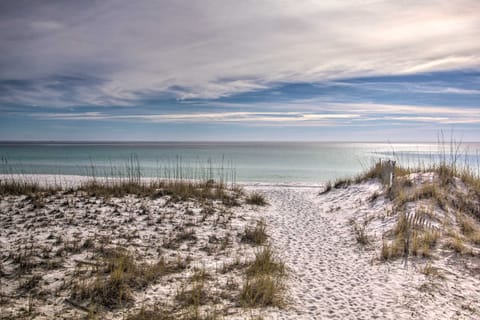 Airy Destin Condo w/ Pool - Walk to Private Beach! Apartment in Destin