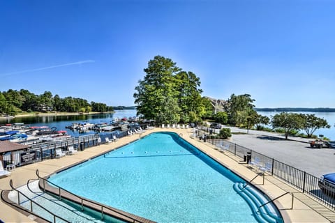 Lake Keowee Resort Condo: Pool, Beach, Golf Access Apartment in Lake Keowee