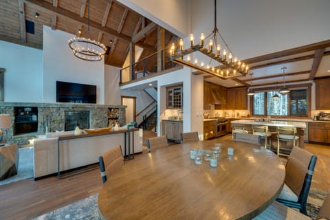 Custom Ski-In/Out Chalet with Hot Tub & Wet Bars! House in Big Sky