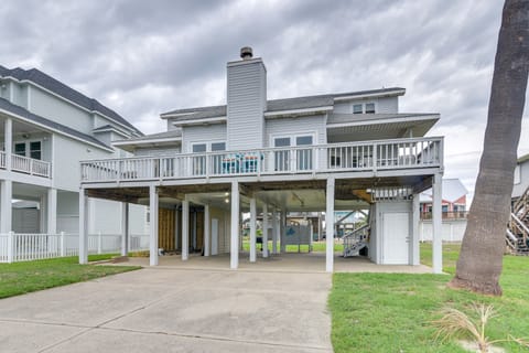 Pet-Friendly Condo w/ Seasonal Pool in Galveston! House in Galveston Island