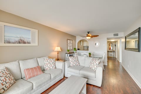 Walk to Family Kingdom, Ocean: Myrtle Beach Condo! Apartment in Myrtle Beach