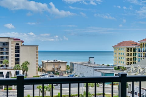 Walk to Family Kingdom, Ocean: Myrtle Beach Condo! Apartment in Myrtle Beach