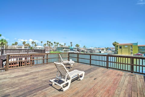 Updated Fiesta Isles Condo w/ Bay Views & Pool! Apartment in South Padre Island