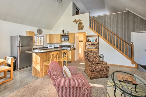 Lakes of the North Home on Snowmobile & ATV Trail! Cottage in Michigan