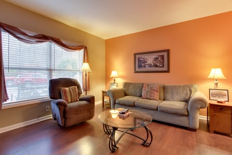 Parkway Condo ~ Walk to Island in Pigeon Forge! Apartment in Pigeon Forge