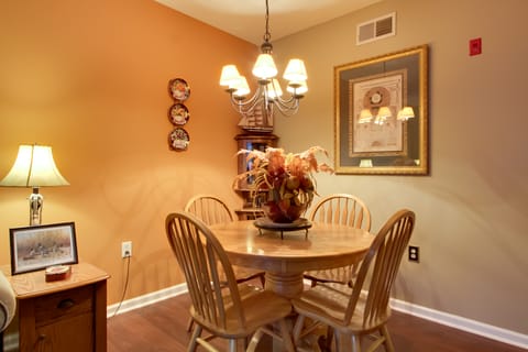 Parkway Condo ~ Walk to Island in Pigeon Forge! Apartment in Pigeon Forge