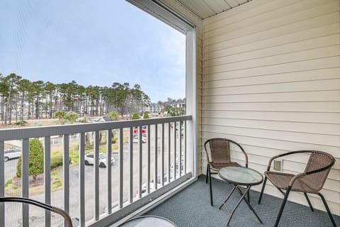 4 Mi to Ocean: Breezy Golf Condo in Myrtle Beach! Apartment in Carolina Forest