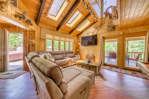 Deck & Hot Tub: 'Bear Country Cabin' in Ruidoso House in Ruidoso