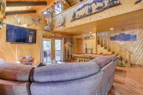 Deck & Hot Tub: 'Bear Country Cabin' in Ruidoso House in Ruidoso