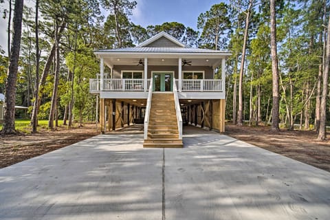 Quiet Fisherman's House w/ Hot Tub + Tropical Bar! House in Dauphin Island