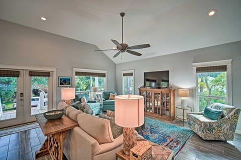 Quiet Fisherman's House w/ Hot Tub + Tropical Bar! House in Dauphin Island