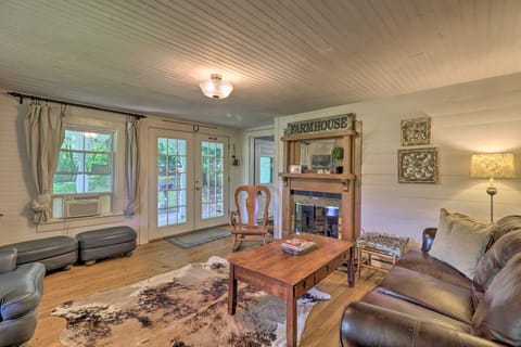 'Lil Red Hen' Cottage in the Boone Area w/ Hot Tub Cottage in West Jefferson