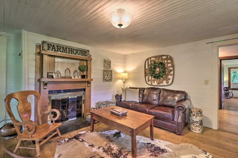 'Lil Red Hen' Cottage in the Boone Area w/ Hot Tub Cottage in West Jefferson