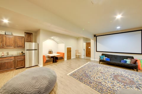 Expansive Group Lake House w/ Private Hot Tub! House in Idaho