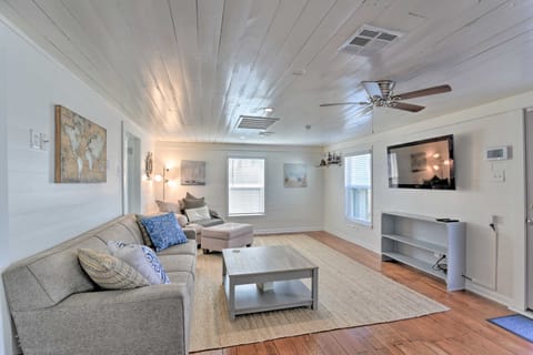 Walk to Beach & State Park! Bungalow in Galveston House in Hitchcock