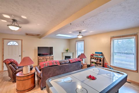 Walk to Pool & Lake: Albrightsville Vacation Home! House in Tunkhannock Township