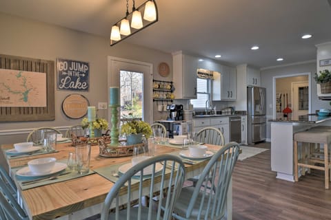 Large Lavonia Home w/ Party Dock on Lake Hartwell! House in Lake Hartwell