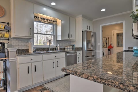 Large Lavonia Home w/ Party Dock on Lake Hartwell! House in Lake Hartwell