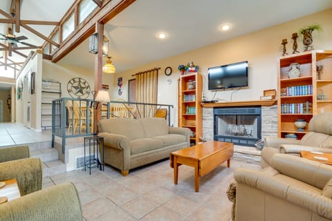 Deck & Gas Grill: Riverfront McQueeney Duplex House in McQueeney