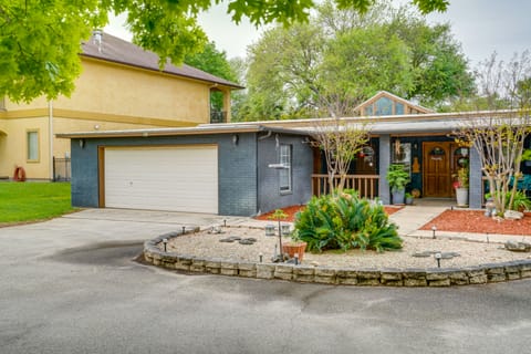 Deck & Gas Grill: Riverfront McQueeney Duplex House in McQueeney