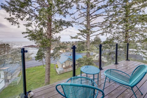 Depoe Bay Townhome w/ Deck & Stunning Ocean Views! Apartment in Depoe Bay
