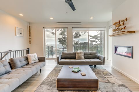 Depoe Bay Townhome w/ Deck & Stunning Ocean Views! Apartment in Depoe Bay