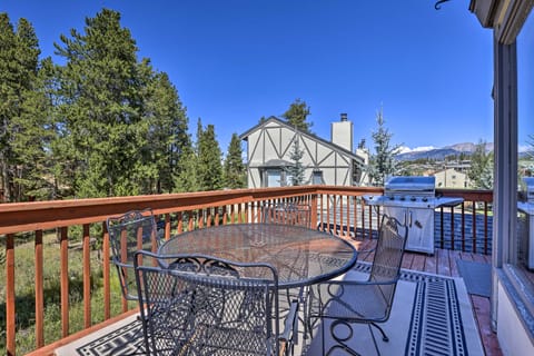 Townhome w/ Club Access on Shuttle Stop Apartment in Fraser