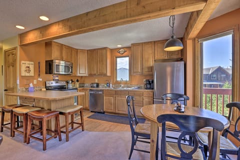 Townhome w/ Club Access on Shuttle Stop Apartment in Fraser