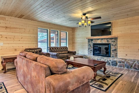 Gatlinburg Cabin: Hot Tub, Deck, Games House in Sevier County
