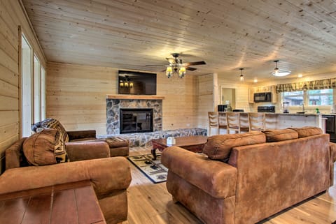 Gatlinburg Cabin: Hot Tub, Deck, Games House in Sevier County