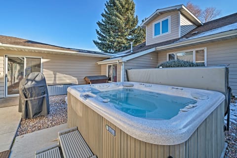 Rustic-Chic Apartment w/ Gas Grill: 20 Mi to MSU! Apartment in Manhattan