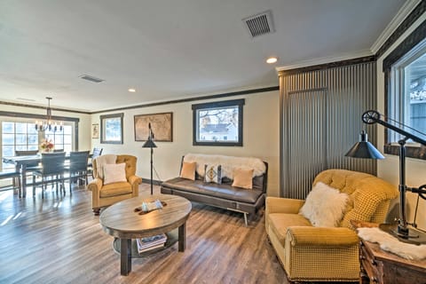 Rustic-Chic Apartment w/ Gas Grill: 20 Mi to MSU! Apartment in Manhattan