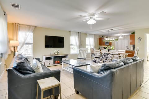 ‘Galloping Seahorse’ Seabrook Home ~ 4 Mi to NASA! House in Seabrook