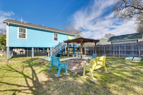 ‘Galloping Seahorse’ Seabrook Home ~ 4 Mi to NASA! House in Seabrook