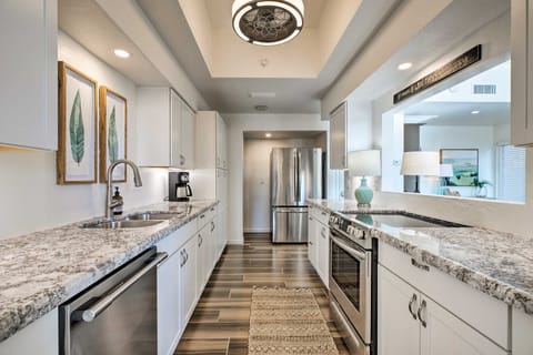 4 Mi to ASU: Lake-View Condo w/ Patio, Pool Access Apartment in Tempe