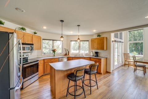 Modern Retreat w/ Hot Tub - Steps to Lake Chelan! House in Manson