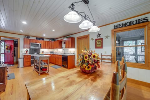 Creekside Family Retreat by Waterfalls & Hiking! House in Tennessee