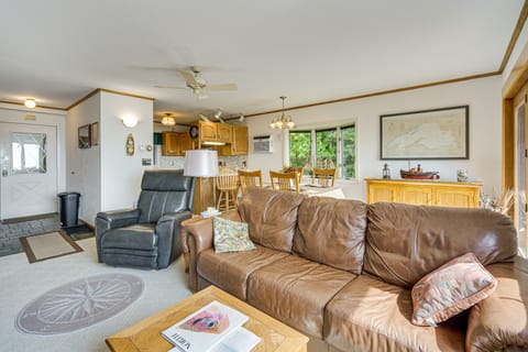 15 Mi to Duluth: Lake Superior Beachfront Home! Apartment in Wisconsin