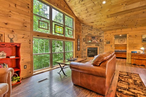 Butler Cabin on 19 Acres w/ Hot Tub & Fire Pit! House in Ohio