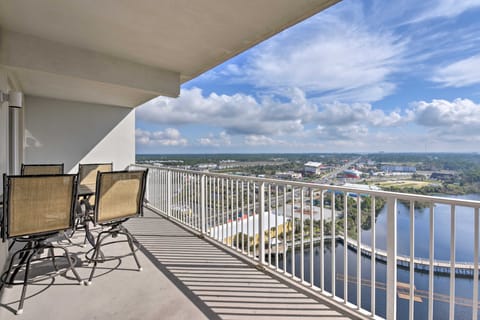 Comfy PCB Condo w/ View & Private Beach Access! Apartment in Panama City Beach