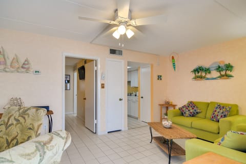 < 2 Mi to Upham Beach: Colorful Bungalow w/ Pool Apartment in Sunset Beach