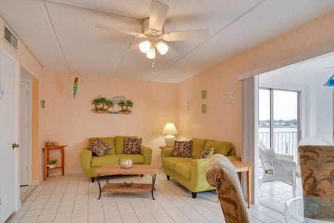 < 2 Mi to Upham Beach: Colorful Bungalow w/ Pool Apartment in Sunset Beach