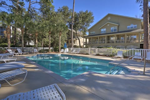 Steps to Sand: Hilton Head Retreat w/ Pool Access! Apartment in Hilton Head Island